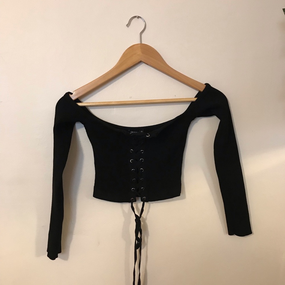 Over the shoulders black laced crop top